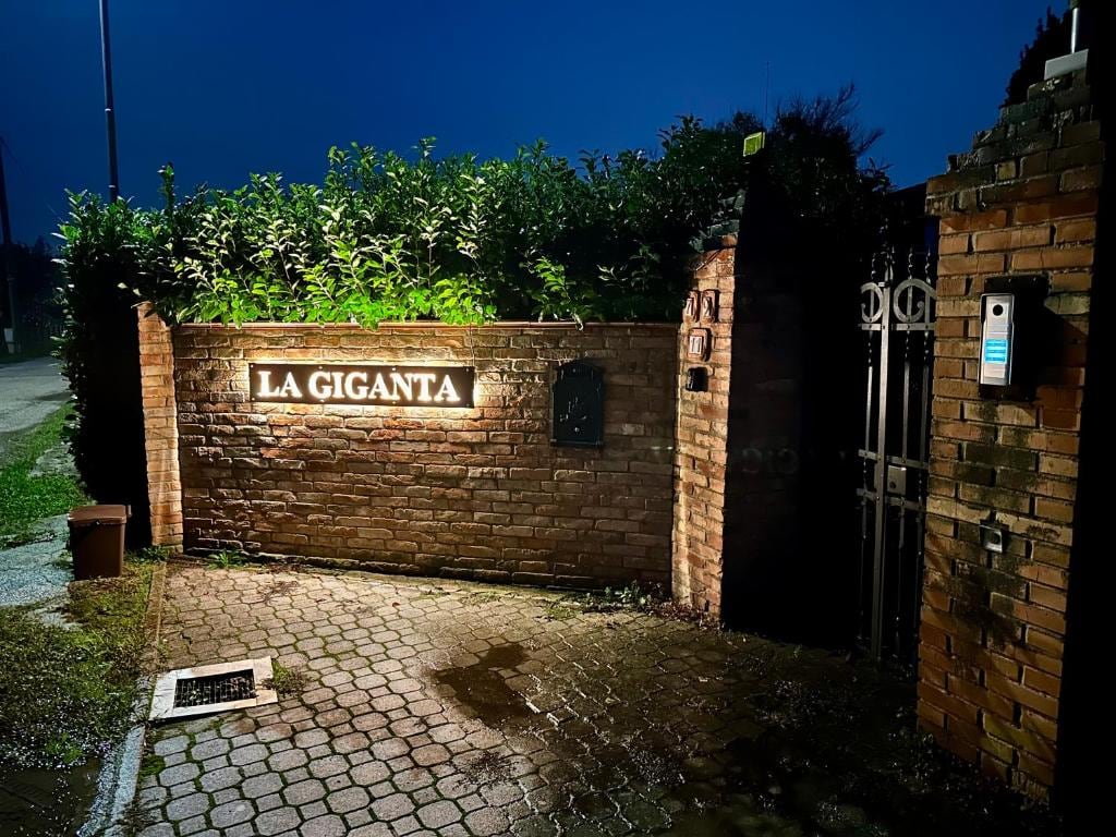 L'insegna, di sera